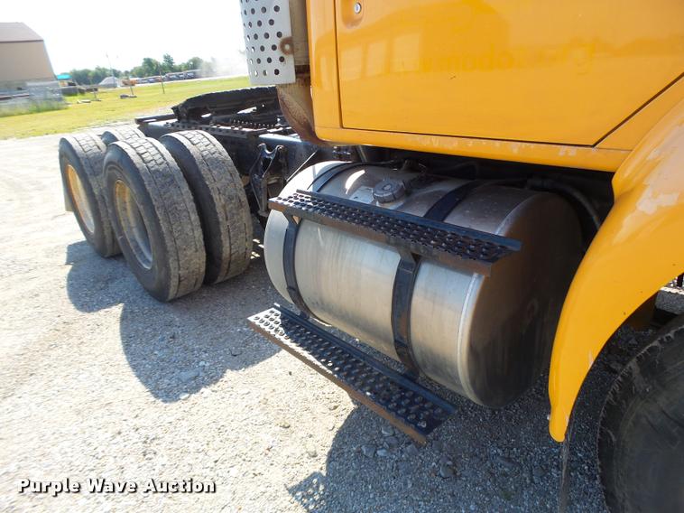image for item DB5874 1998 International 8200 semi truck