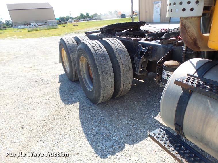 image for item DB5874 1998 International 8200 semi truck