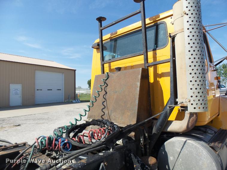 image for item DB5874 1998 International 8200 semi truck