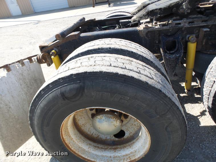 image for item DB5874 1998 International 8200 semi truck