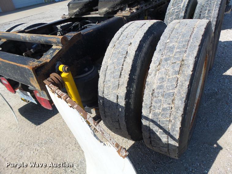 image for item DB5874 1998 International 8200 semi truck