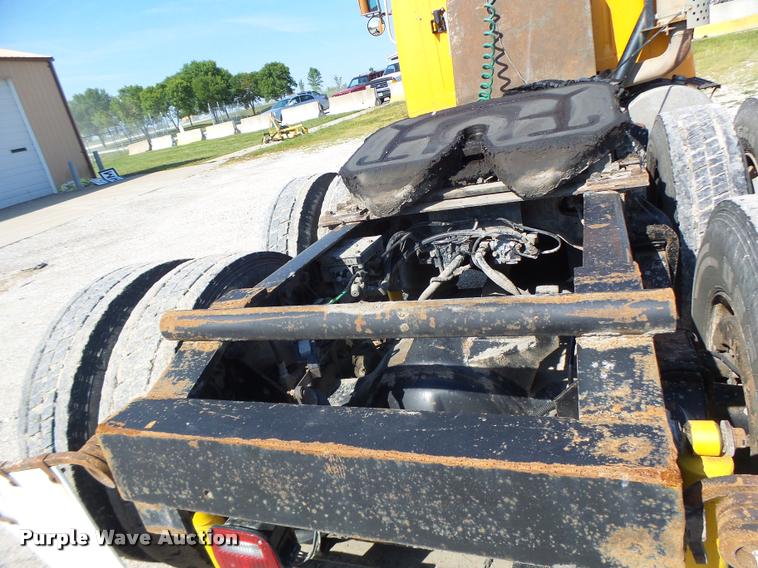 image for item DB5874 1998 International 8200 semi truck