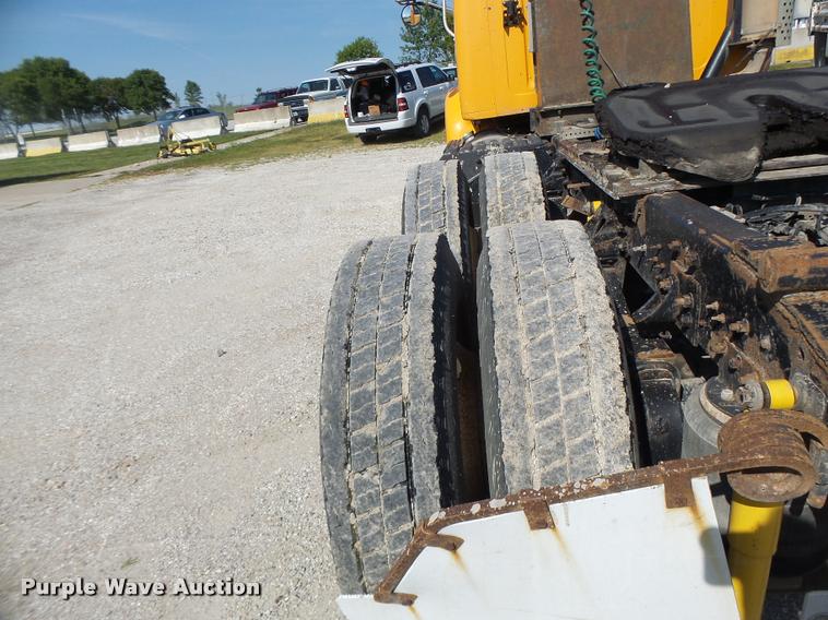 image for item DB5874 1998 International 8200 semi truck