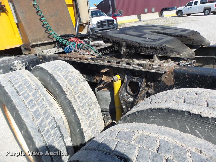 image for item DB5874 1998 International 8200 semi truck