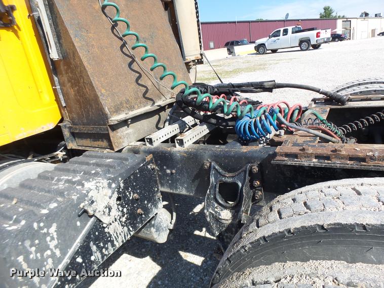 image for item DB5874 1998 International 8200 semi truck