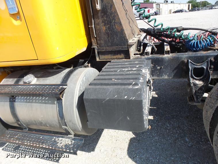 image for item DB5874 1998 International 8200 semi truck