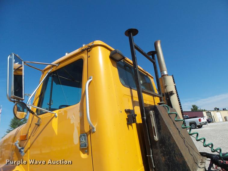 image for item DB5874 1998 International 8200 semi truck