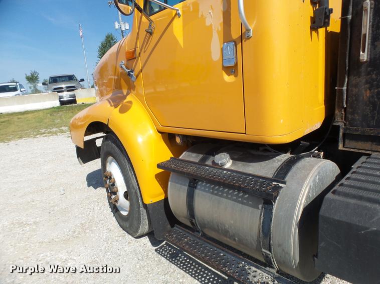 image for item DB5874 1998 International 8200 semi truck