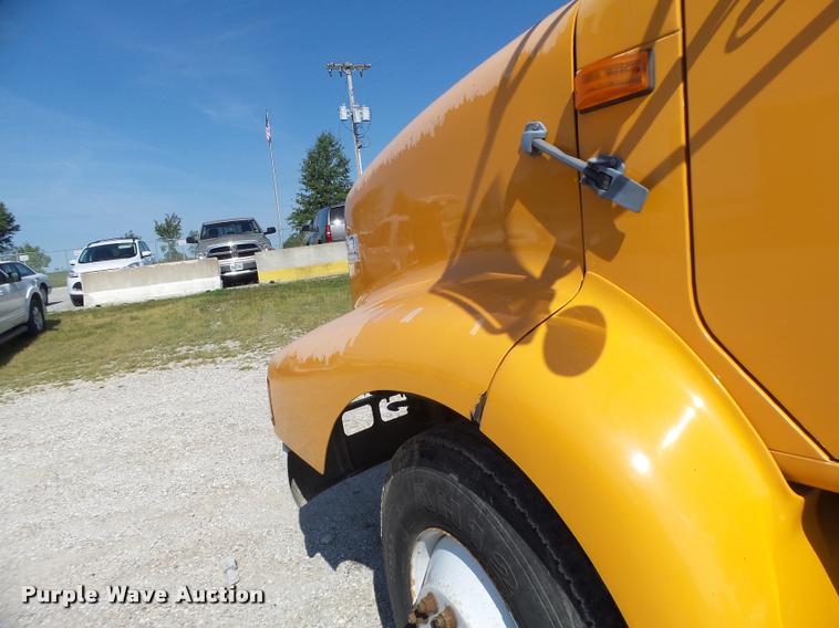 image for item DB5874 1998 International 8200 semi truck