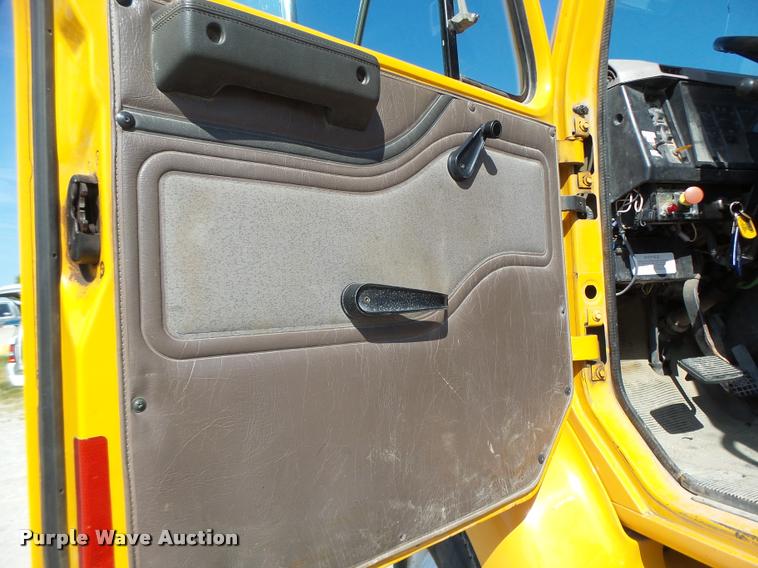 image for item DB5874 1998 International 8200 semi truck