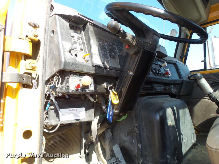 image for item DB5874 1998 International 8200 semi truck