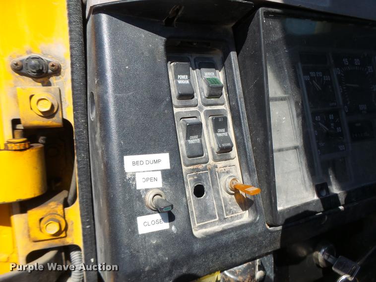 image for item DB5874 1998 International 8200 semi truck