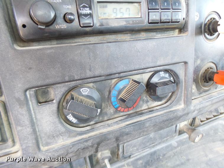 image for item DB5874 1998 International 8200 semi truck