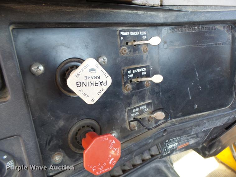 image for item DB5874 1998 International 8200 semi truck