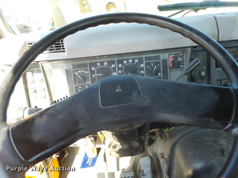 image for item DB5874 1998 International 8200 semi truck