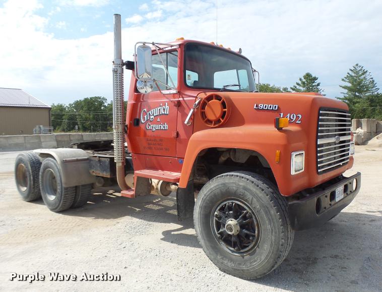 image for item DB5879 1992 Ford L9000 semi truck