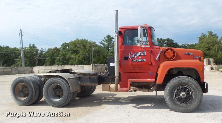 image for item DB5879 1992 Ford L9000 semi truck