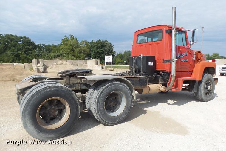 image for item DB5879 1992 Ford L9000 semi truck