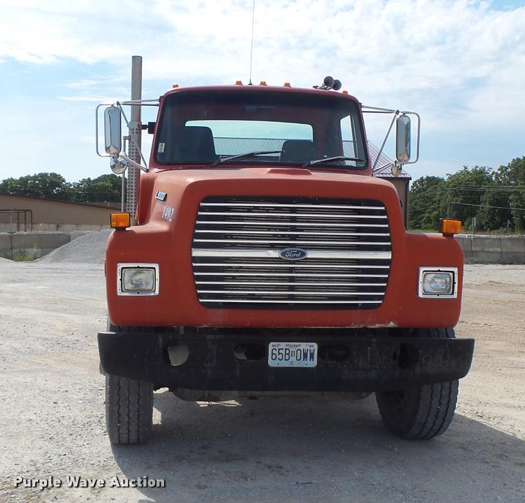 image for item DB5879 1992 Ford L9000 semi truck