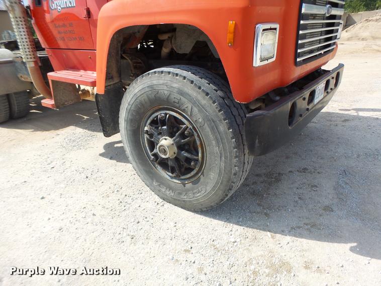 image for item DB5879 1992 Ford L9000 semi truck