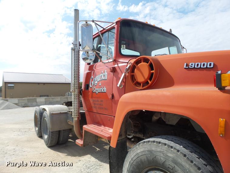 image for item DB5879 1992 Ford L9000 semi truck