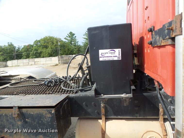 image for item DB5879 1992 Ford L9000 semi truck