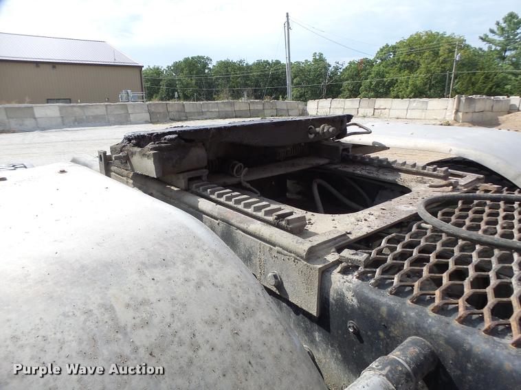 image for item DB5879 1992 Ford L9000 semi truck