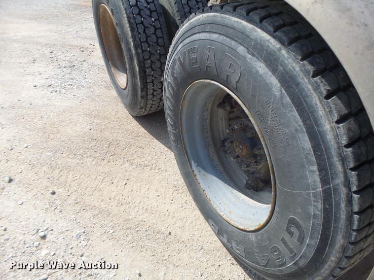 image for item DB5879 1992 Ford L9000 semi truck