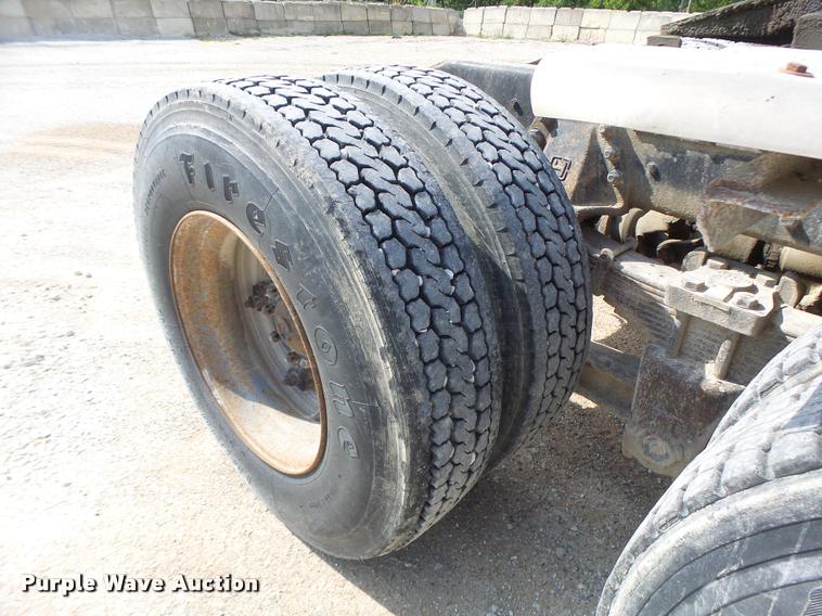 image for item DB5879 1992 Ford L9000 semi truck