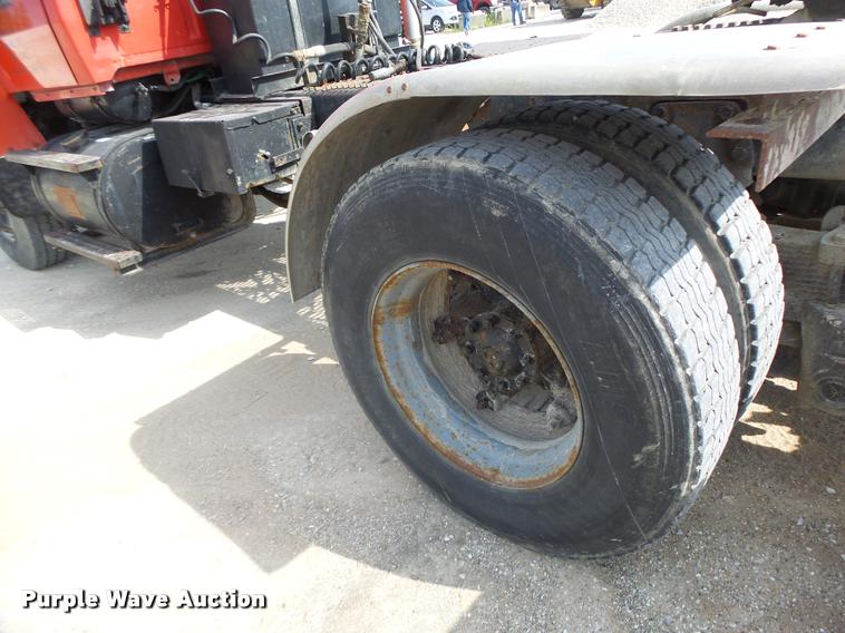 image for item DB5879 1992 Ford L9000 semi truck