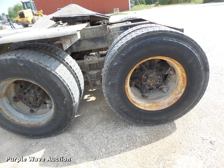 image for item DB5879 1992 Ford L9000 semi truck