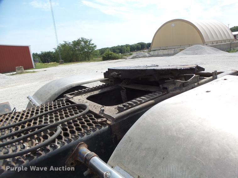 image for item DB5879 1992 Ford L9000 semi truck