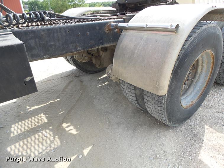 image for item DB5879 1992 Ford L9000 semi truck