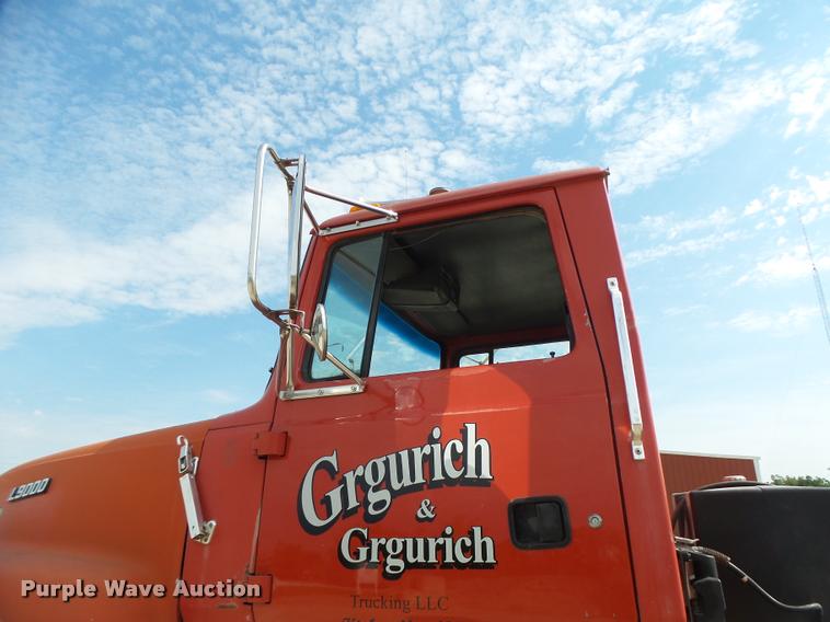 image for item DB5879 1992 Ford L9000 semi truck