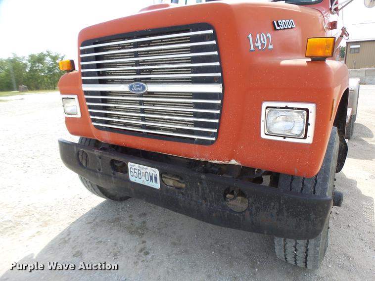 image for item DB5879 1992 Ford L9000 semi truck
