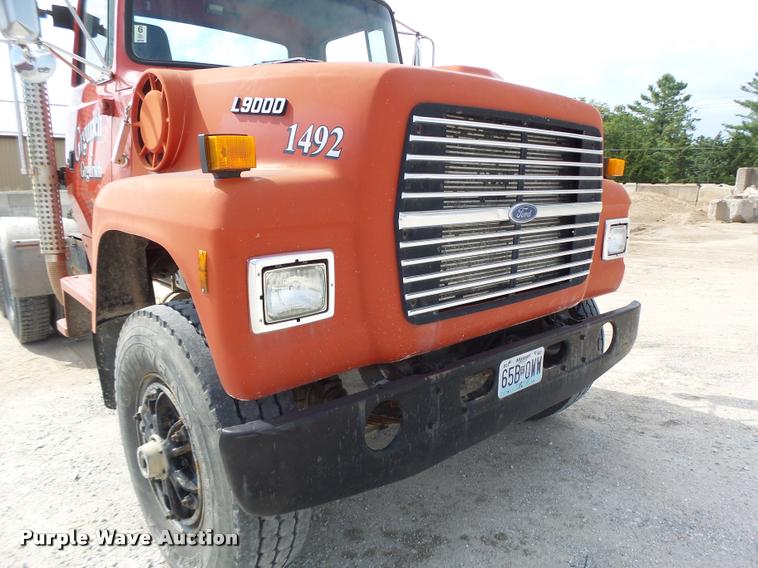 image for item DB5879 1992 Ford L9000 semi truck