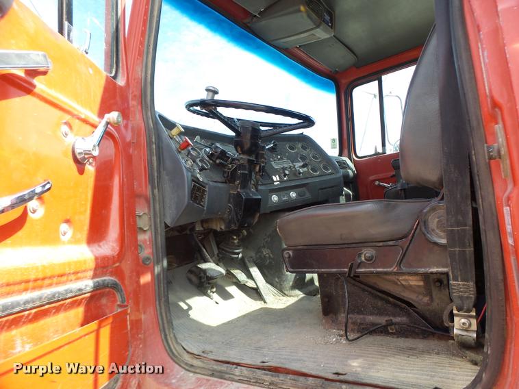 image for item DB5879 1992 Ford L9000 semi truck