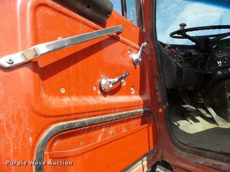 image for item DB5879 1992 Ford L9000 semi truck