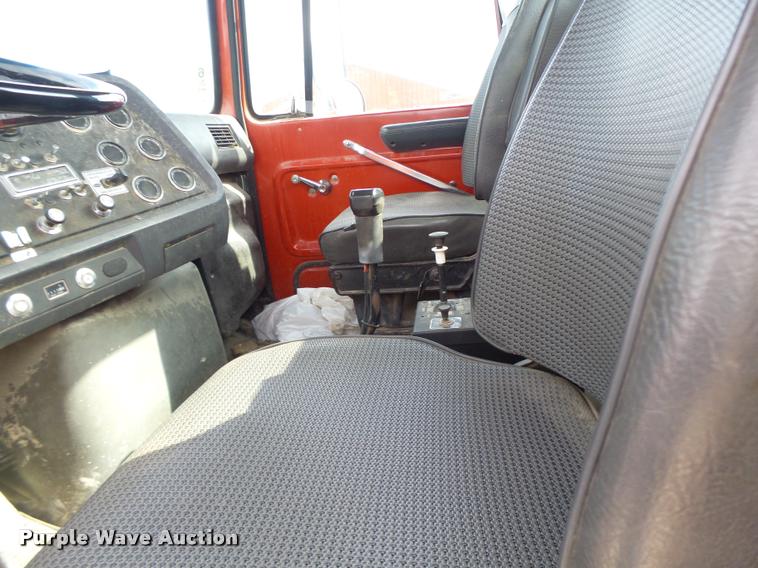 image for item DB5879 1992 Ford L9000 semi truck