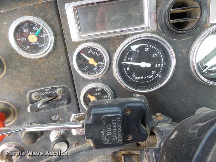 image for item DB5879 1992 Ford L9000 semi truck