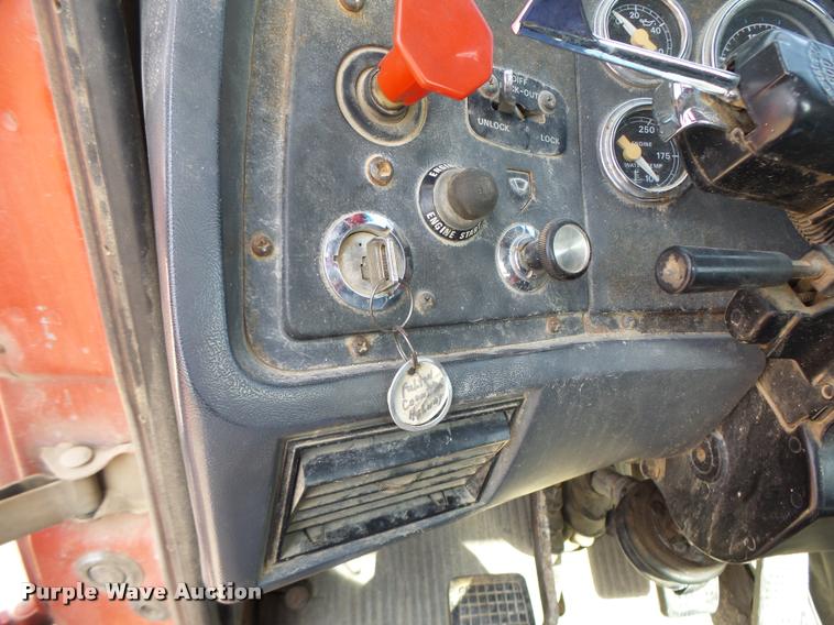 image for item DB5879 1992 Ford L9000 semi truck