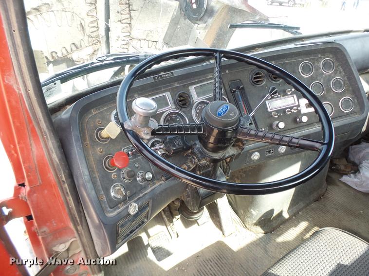 image for item DB5879 1992 Ford L9000 semi truck