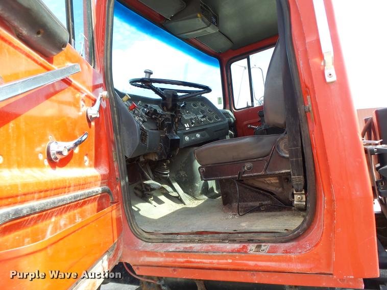 image for item DB5879 1992 Ford L9000 semi truck