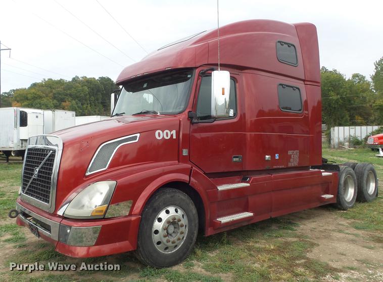 image for item DB6445 2009 Volvo VNL semi truck