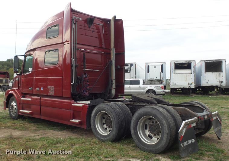 image for item DB6445 2009 Volvo VNL semi truck