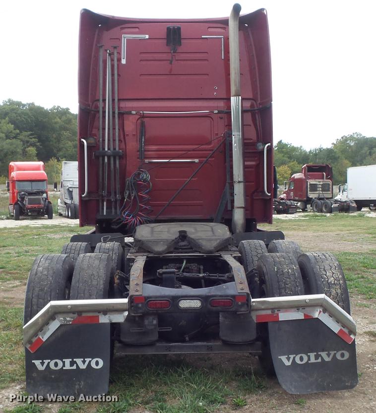 image for item DB6445 2009 Volvo VNL semi truck