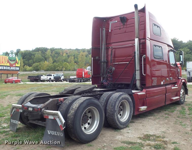 image for item DB6445 2009 Volvo VNL semi truck