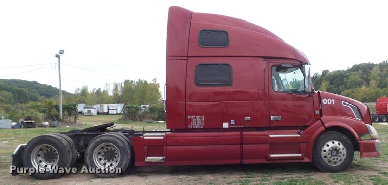 image for item DB6445 2009 Volvo VNL semi truck
