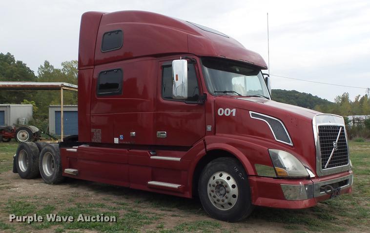 image for item DB6445 2009 Volvo VNL semi truck
