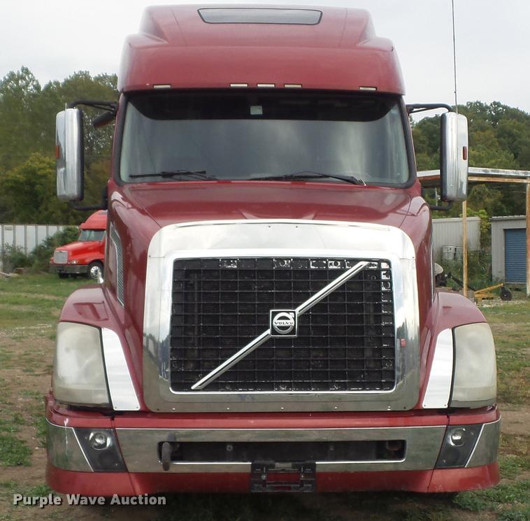 image for item DB6445 2009 Volvo VNL semi truck